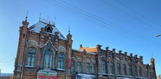 В Камне-на-Оби подрядчик приступил к реставрации кровли дома купца Винокурова. Видео Вести-Алтай