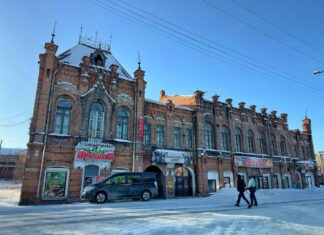 В Камне-на-Оби подрядчик приступил к реставрации кровли дома купца Винокурова. Видео Вести-Алтай