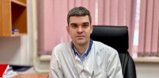Алексей Хребтов пять лет работает в каменской больнице благодаря программе «Земский доктор». Видео Вести-Алтай