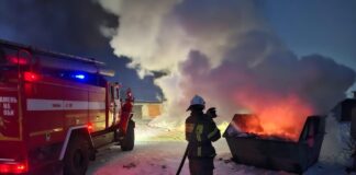 В Камне-на-Оби пожарные вынуждены тушить возгорания в мусорных контейнерах от горящей золы