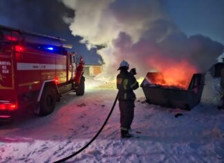 В Камне-на-Оби пожарные вынуждены тушить возгорания в мусорных контейнерах от горящей золы