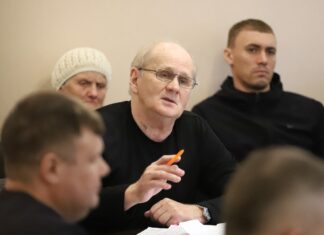 Непроходимый трехсосновый лес: об апрельской сессии каменских районных депутатов