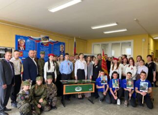 В Каменском педагогическом колледже состоялось открытие «Парты героя»