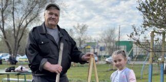 Жители дома в Камне-на-Оби не только провели субботник, но и посадили сосновую аллею