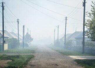 Жители Камня-на-Оби оказались в «газовой камере» из-за горящей свалки отходов. Видео