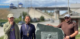 У Богоявленского храма Камня-на-Оби установили каменную икону Архангела Михаила. Видео