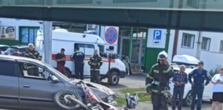 В Камне-на-Оби мотоциклист врезался в автомобиль. Видео