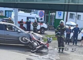 В Камне-на-Оби мотоциклист врезался в автомобиль. Видео