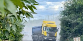 В Камне-на-Оби оборудуют объездную дорогу для большегрузов, но дома каменцев продолжают разрушаться от вибраций