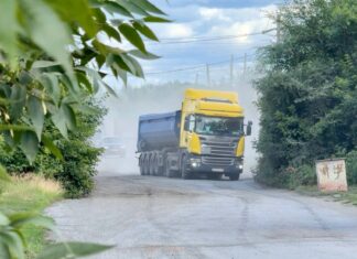 В Камне-на-Оби оборудуют объездную дорогу для большегрузов, но дома каменцев продолжают разрушаться от вибраций