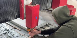В Камне-на-Оби около храма установили каменную икону. Вести Алтай