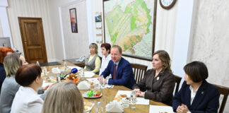 Губернатор Алтайского края Виктор Томенко встретился с женами и матерями участников специальной военной операции