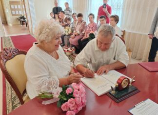 В Камне-на-Оби поздравили семью Ельчиных — супружескую пару, отметившую 50-летие со дня бракосочетания