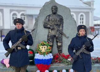 В Камне-на-Оби в День Героев Отечества открыли новый мемориал. Фоторепортаж