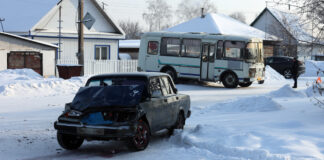 В Камне-на-Оби автомобиль «Жигули» на скорости врезался в пассажирский автобус. Видео