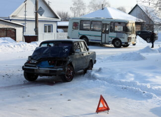 В Камне-на-Оби автомобиль «Жигули» на скорости врезался в пассажирский автобус. Видео
