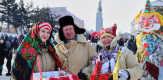 Солнечная Масленица: в Камне-на-Оби попрощались с зимой и попросили друг у друга прощения. Фоторепортаж