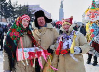 Солнечная Масленица: в Камне-на-Оби попрощались с зимой и попросили друг у друга прощения. Фоторепортаж