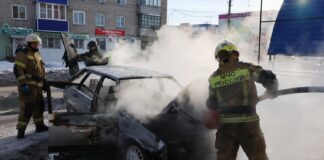 В Камне-на-Оби на центральной остановке сгорел автомобиль