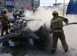 В Камне-на-Оби на центральной остановке сгорел автомобиль