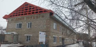В Камне-на-Оби ремонтируют крыши и фасады домов по госпрограмме