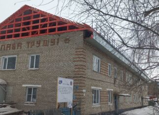 В Камне-на-Оби ремонтируют крыши и фасады домов по госпрограмме