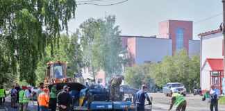 В Камне-на-Оби начали ямочный ремонт дорог своими силами