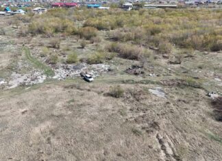 Житель Камня-на-Оби прицепом вез мусор на несанкционированную свалку и попал на видео