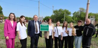 В Камне-на-Оби открыли новую детскую площадку за 2 млн рублей. Видео Вести Алтай