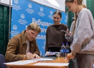 В Алтайском крае прошла творческая встреча с актёром Максимом Белбородовым