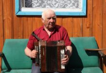 Владимир Фильчаков из Корнилово — известный гармонист на селе
