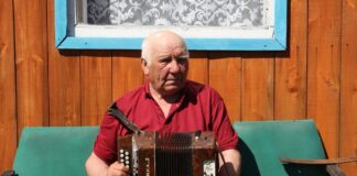 Владимир Фильчаков из Корнилово — известный гармонист на селе