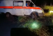 В Каменском районе пожарные несколько раз за ночь вытаскивали из грязи машину скорой помощи