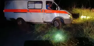 В Каменском районе пожарные несколько раз за ночь вытаскивали из грязи машину скорой помощи