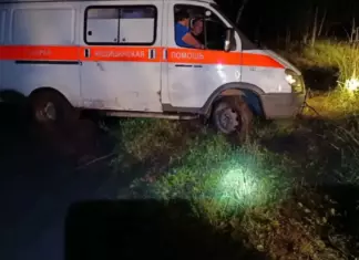 В Каменском районе пожарные несколько раз за ночь вытаскивали из грязи машину скорой помощи