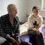 В Камне-на-Оби ребенок живет в антисанитарных условиях с неуравновешенным дедом и матерью, которая никогда не работала
