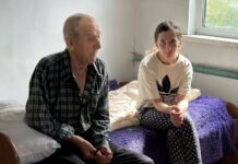 В Камне-на-Оби ребенок живет в антисанитарных условиях с неуравновешенным дедом и матерью, которая никогда не работала