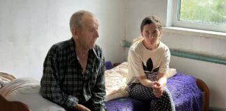 В Камне-на-Оби ребенок живет в антисанитарных условиях с неуравновешенным дедом и матерью, которая никогда не работала