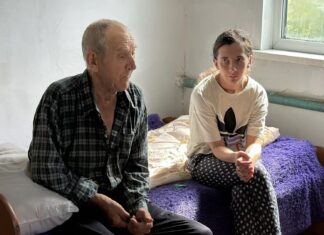 В Камне-на-Оби ребенок живет в антисанитарных условиях с неуравновешенным дедом и матерью, которая никогда не работала