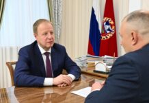 Губернатор Виктор Томенко и заместитель министра социальной защиты Алтайского края Никита Рыжих обсудили поддержку участников СВО в регионе