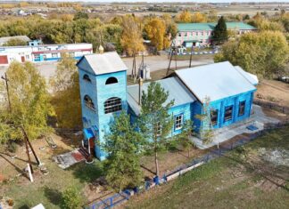 Жители Камня-на-Оби возвращают к жизни старую Церковь в Новоярках. Видео Вести-Алтай